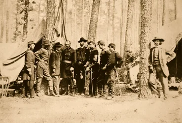 General Potter und Stab mit Mathew Brady, der an einem Baum lehnt, 1861-65 (Sepia-Foto)